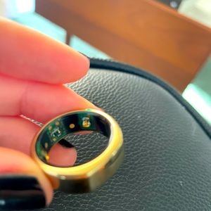 Oura ring generation 2 (two) gold size 8 perfect condition